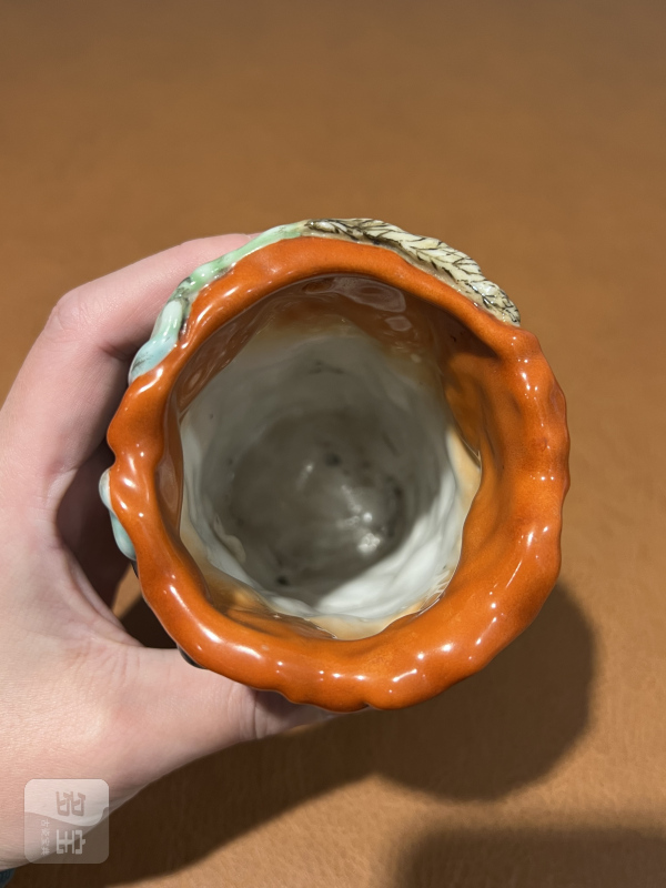 清中期 粉彩浮雕荷塘翠鸟笔筒 - 图7